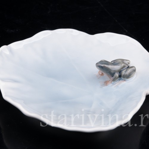 Фигурка из фарфора Лягушка на тарелке, миниатюра, Royal Copenhagen, Дания, 1980 гг.