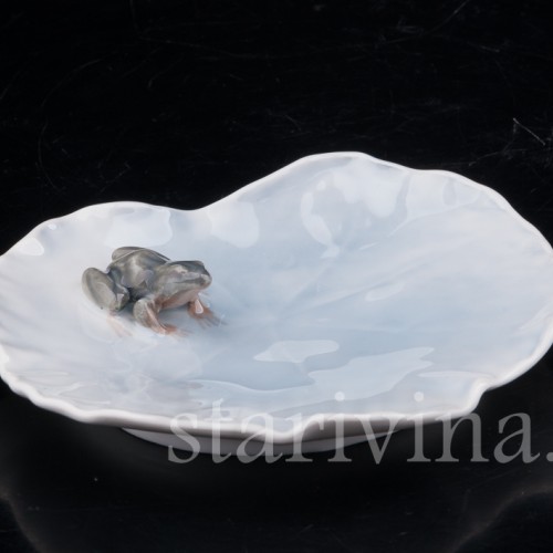 Фигурка из фарфора Лягушка на тарелке, миниатюра, Royal Copenhagen, Дания, 1980 гг.