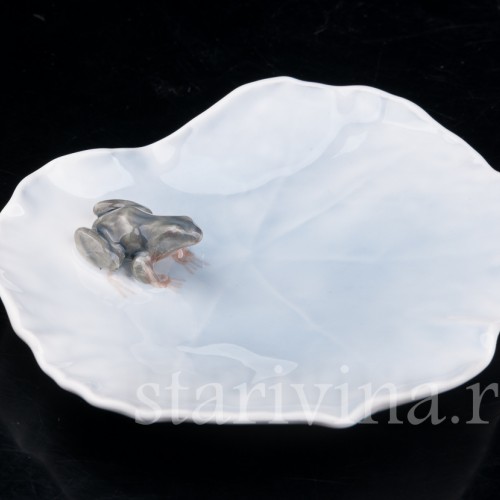 Фигурка из фарфора Лягушка на тарелке, миниатюра, Royal Copenhagen, Дания, 1980 гг.