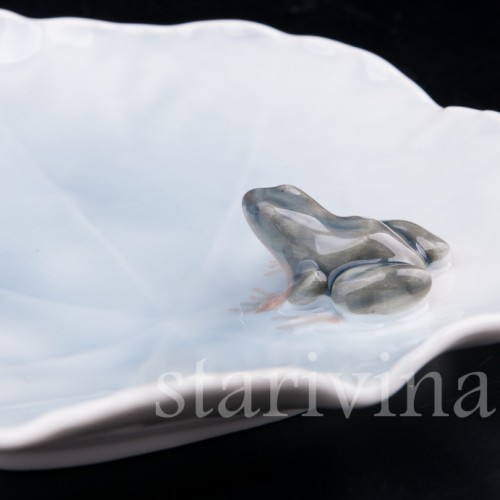 Фигурка из фарфора Лягушка на тарелке, миниатюра, Royal Copenhagen, Дания, 1980 гг.