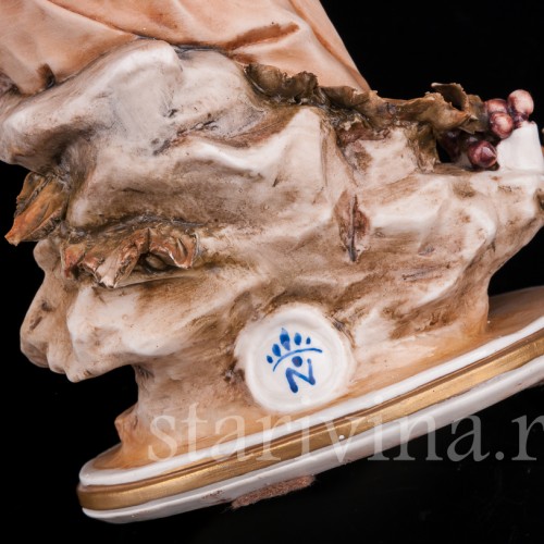 Фарфоровая статуэтка девушки Аллегория осени, Capodimonte, Италия, сер., вт пол. 20 века.