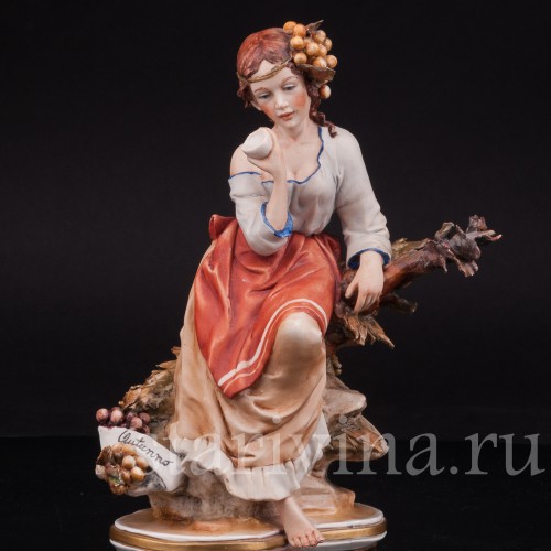 Фарфоровая статуэтка девушки Аллегория осени, Capodimonte, Италия, сер., вт пол. 20 века.
