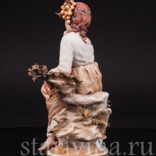 Фарфоровая статуэтка девушки Аллегория осени, Capodimonte, Италия, сер., вт пол. 20 века.