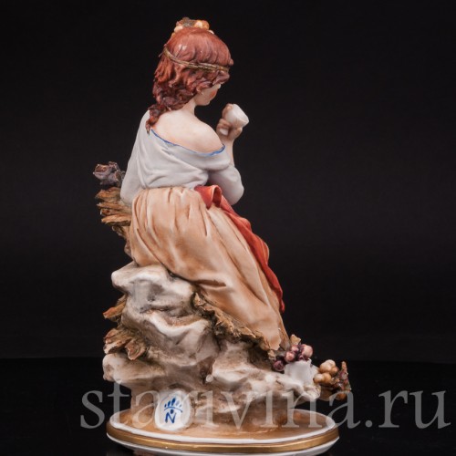 Фарфоровая статуэтка девушки Аллегория осени, Capodimonte, Италия, сер., вт пол. 20 века.