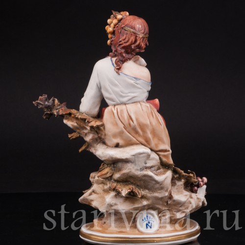 Фарфоровая статуэтка девушки Аллегория осени, Capodimonte, Италия, сер., вт пол. 20 века.