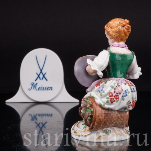 Антикварная фарфоровая статуэтка Девочка с корзинами цветов Meissen, Германия, 1990 год.