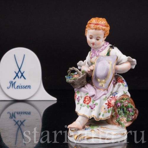 Антикварная фарфоровая статуэтка Девочка с корзинами цветов Meissen, Германия, 1990 год.