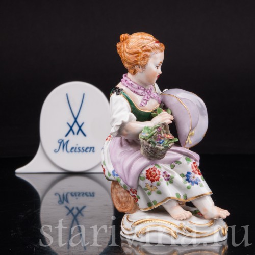 Антикварная фарфоровая статуэтка Девочка с корзинами цветов Meissen, Германия, 1990 год.