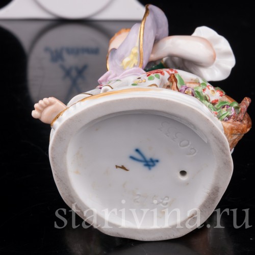 Антикварная фарфоровая статуэтка Девочка с корзинами цветов Meissen, Германия, 1990 год.