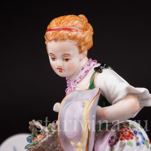Антикварная фарфоровая статуэтка Девочка с корзинами цветов Meissen, Германия, 1990 год.
