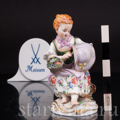 Антикварная фарфоровая статуэтка Девочка с корзинами цветов Meissen, Германия, 1990 год.