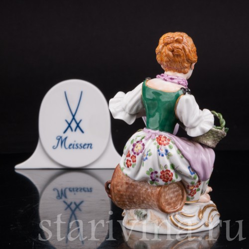 Антикварная фарфоровая статуэтка Девочка с корзинами цветов Meissen, Германия, 1990 год.