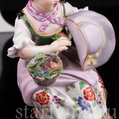 Антикварная фарфоровая статуэтка Девочка с корзинами цветов Meissen, Германия, 1990 год.