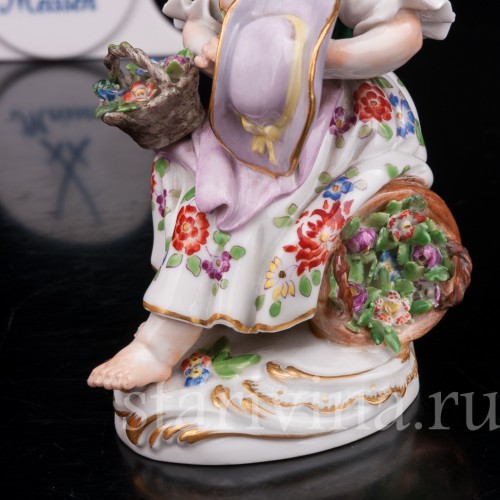 Антикварная фарфоровая статуэтка Девочка с корзинами цветов Meissen, Германия, 1990 год.