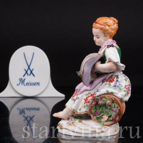 Антикварная фарфоровая статуэтка Девочка с корзинами цветов Meissen, Германия, 1990 год.