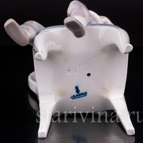 Фигурка мальчика из фарфора Арлекин с котенком Lladro, Испания, вт. пол. 20 в.