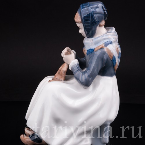 Фарфоровая статуэтка За вязанием, Royal Copenhagen, Дания, 1980 гг.