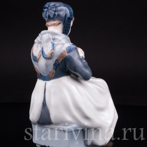 Фарфоровая статуэтка За вязанием, Royal Copenhagen, Дания, 1980 гг.
