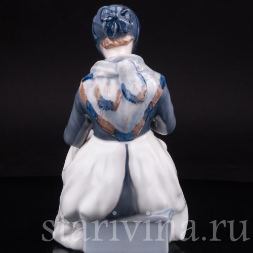Фарфоровая статуэтка За вязанием, Royal Copenhagen, Дания, 1980 гг.