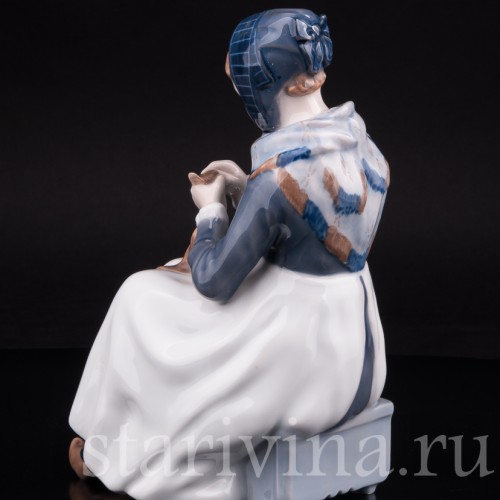 Фарфоровая статуэтка За вязанием, Royal Copenhagen, Дания, 1980 гг.
