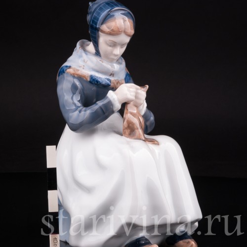 Фарфоровая статуэтка За вязанием, Royal Copenhagen, Дания, 1980 гг.