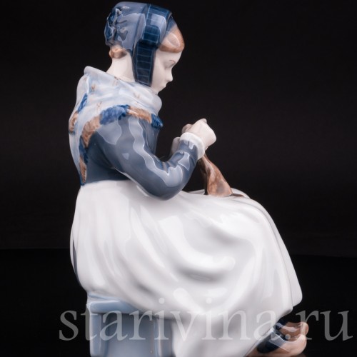 Фарфоровая статуэтка За вязанием, Royal Copenhagen, Дания, 1980 гг.