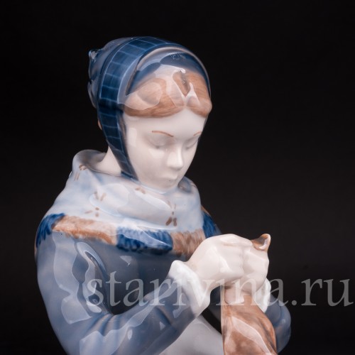 Фарфоровая статуэтка За вязанием, Royal Copenhagen, Дания, 1980 гг.