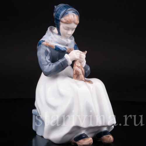 Фарфоровая статуэтка За вязанием, Royal Copenhagen, Дания, 1980 гг.