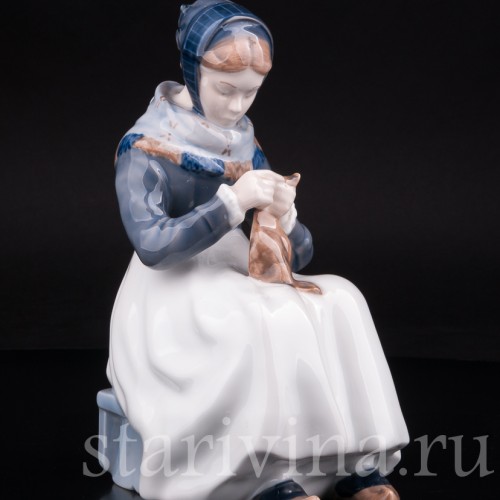 Фарфоровая статуэтка За вязанием, Royal Copenhagen, Дания, 1980 гг.