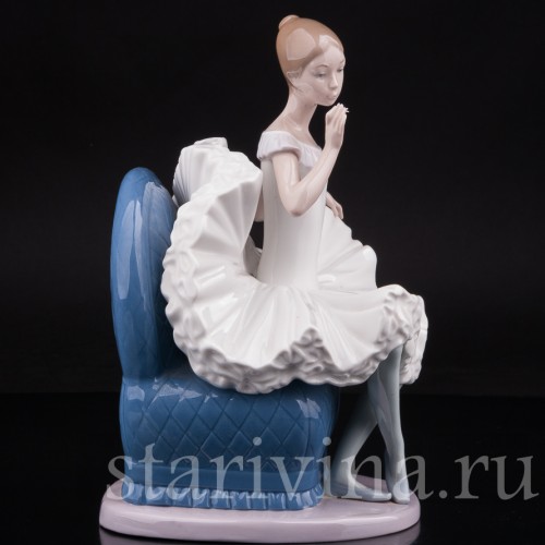 Фарфоровая фигурка Балерина на кресле, NAO, Испания, вт. пол. 20 века.