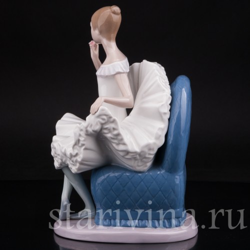 Фарфоровая фигурка Балерина на кресле, NAO, Испания, вт. пол. 20 века.