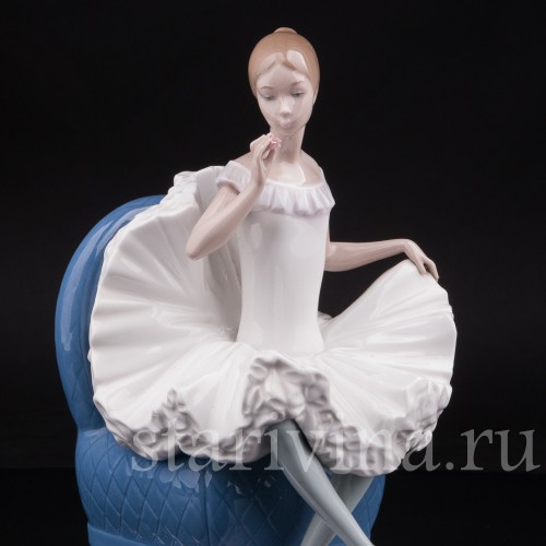 Фарфоровая фигурка Балерина на кресле, NAO, Испания, вт. пол. 20 века.