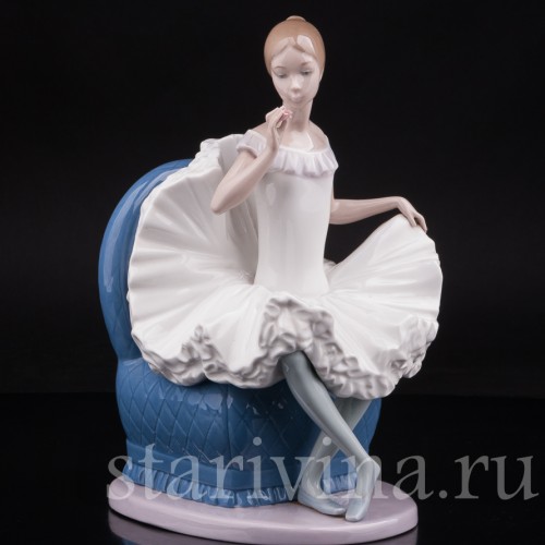 Фарфоровая фигурка Балерина на кресле, NAO, Испания, вт. пол. 20 века.