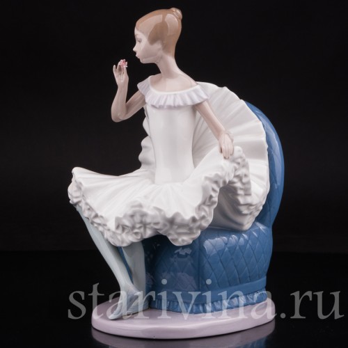 Фарфоровая фигурка Балерина на кресле, NAO, Испания, вт. пол. 20 века.