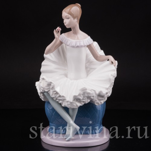 Фарфоровая фигурка Балерина на кресле, NAO, Испания, вт. пол. 20 века.