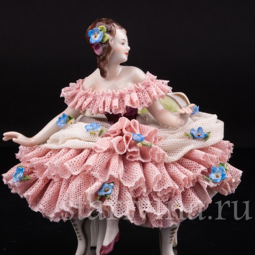 Фигурка из фарфора Девушка на стуле, кружевная, миниатюра, Volkstedt, Германия, вт. пол. 20 в.