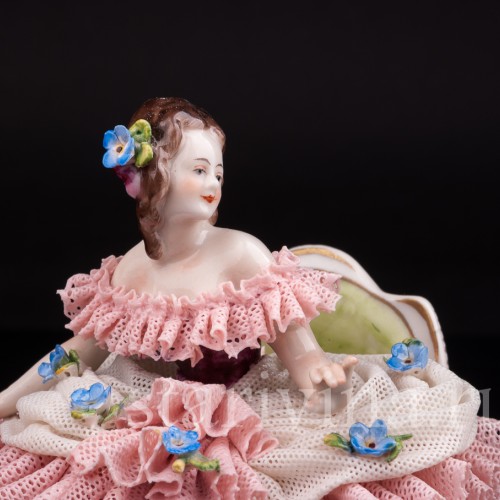 Фигурка из фарфора Девушка на стуле, кружевная, миниатюра, Volkstedt, Германия, вт. пол. 20 в.