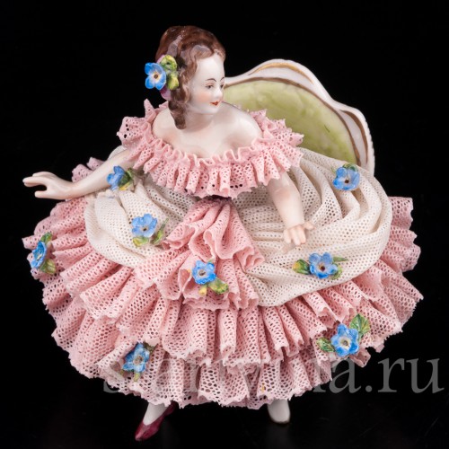 Фигурка из фарфора Девушка на стуле, кружевная, миниатюра, Volkstedt, Германия, вт. пол. 20 в.