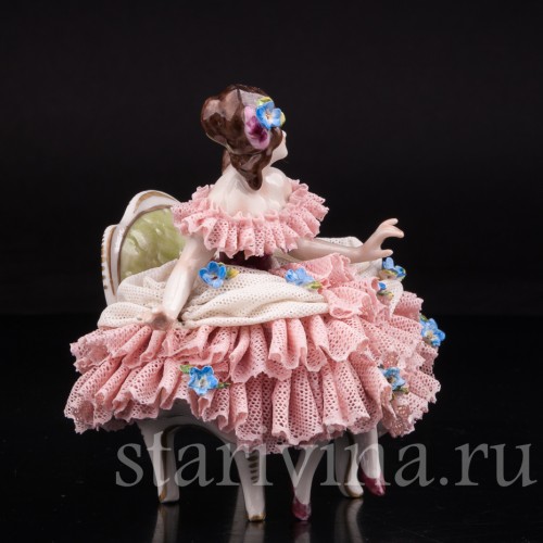 Фигурка из фарфора Девушка на стуле, кружевная, миниатюра, Volkstedt, Германия, вт. пол. 20 в.