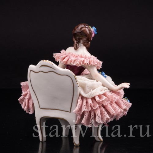 Фигурка из фарфора Девушка на стуле, кружевная, миниатюра, Volkstedt, Германия, вт. пол. 20 в.