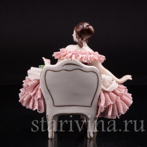 Фигурка из фарфора Девушка на стуле, кружевная, миниатюра, Volkstedt, Германия, вт. пол. 20 в.