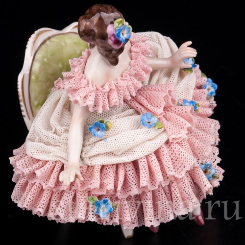 Фигурка из фарфора Девушка на стуле, кружевная, миниатюра, Volkstedt, Германия, вт. пол. 20 в.