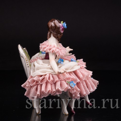 Фигурка из фарфора Девушка на стуле, кружевная, миниатюра, Volkstedt, Германия, вт. пол. 20 в.