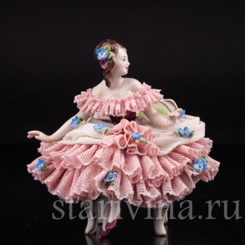 Фигурка из фарфора Девушка на стуле, кружевная, миниатюра, Volkstedt, Германия, вт. пол. 20 в.