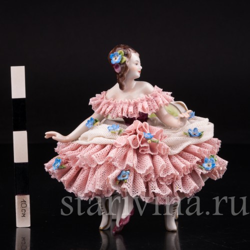 Фигурка из фарфора Девушка на стуле, кружевная, миниатюра, Volkstedt, Германия, вт. пол. 20 в.