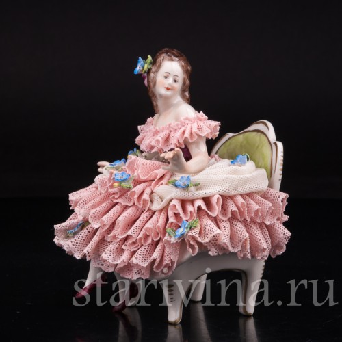 Фигурка из фарфора Девушка на стуле, кружевная, миниатюра, Volkstedt, Германия, вт. пол. 20 в.
