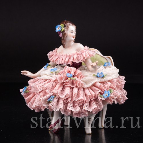 Фигурка из фарфора Девушка на стуле, кружевная, миниатюра, Volkstedt, Германия, вт. пол. 20 в.