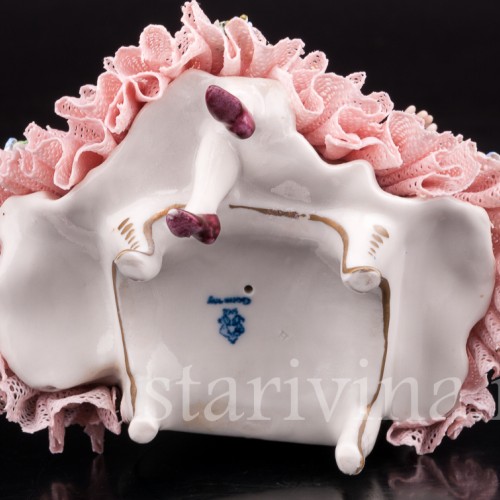 Фигурка из фарфора Девушка на стуле, кружевная, миниатюра, Volkstedt, Германия, вт. пол. 20 в.