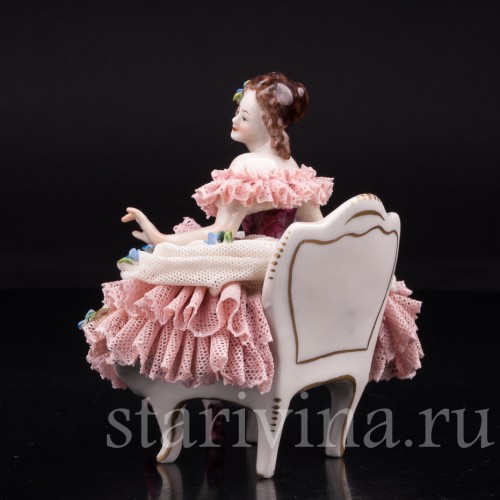 Фигурка из фарфора Девушка на стуле, кружевная, миниатюра, Volkstedt, Германия, вт. пол. 20 в.