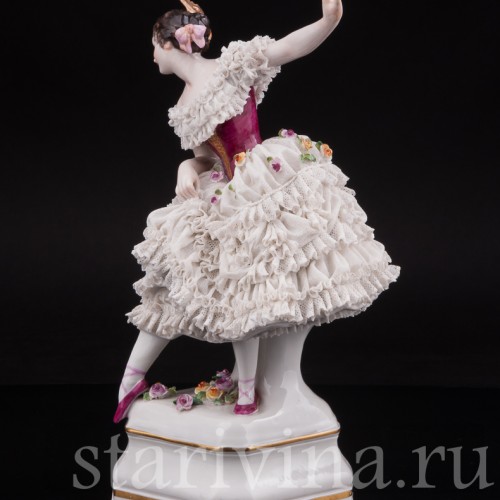 Фарфоровая статуэтка балерины Фанни Эльслер, кружевная с музыкальной шкатулкой Volkstedt, Германия, до 1936 года.